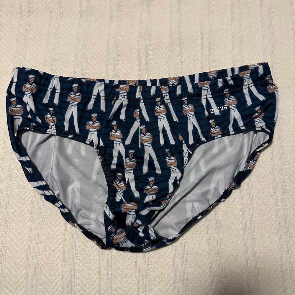 Navy-themed sleek and stylish 2(X)IST briefs - size "L"